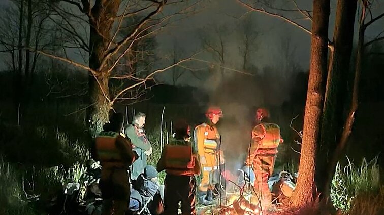Žinios. Lenkijos pasieniečiai praneša išgelbėję 10 pelkėje šalia pasienio su Baltarusija įstrigusių migrantų