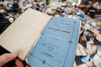 Senovinės LSMU bibliotekos knygos šiukšlyne