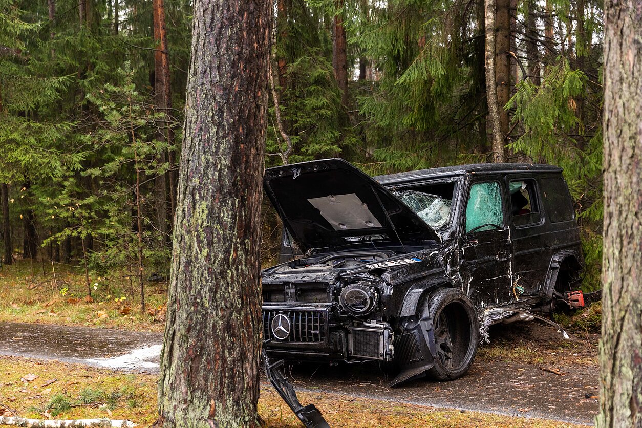 „Mercedes-Benz“ rėžėsi į medžius
