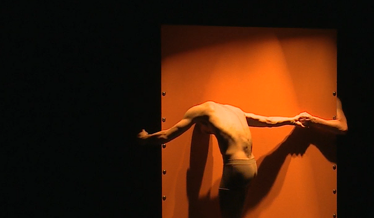 Kelionę po Lietuvos scenas padeda šokio spektaklis „Niekur, bet ne čia“