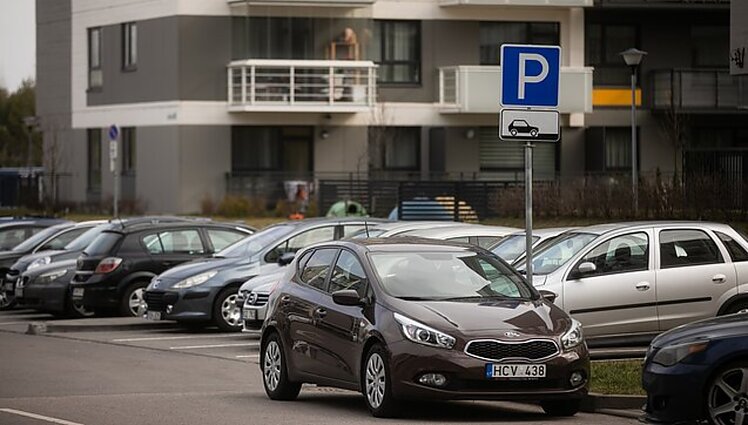 Panorama. Mėgindami mažinti automobilių srautus, miestai planuoja plėsti mokamo stovėjimo zonas