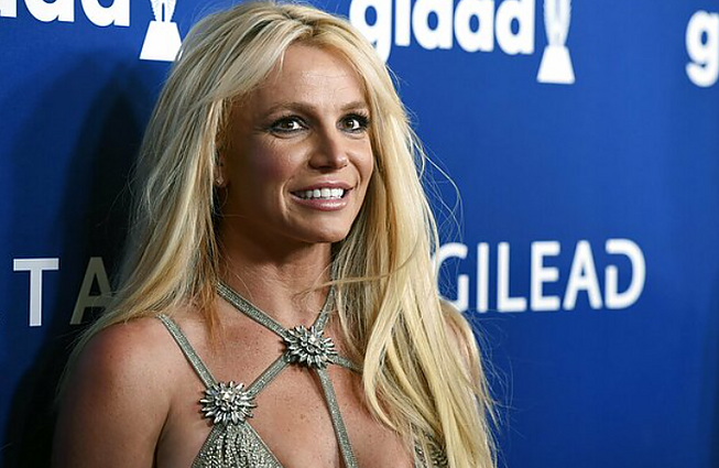 Ryto klausimas. Kiek metų buvo Britney Spears, kai ji pelnė žvaigždę Holivudo šlovės alėjoje?