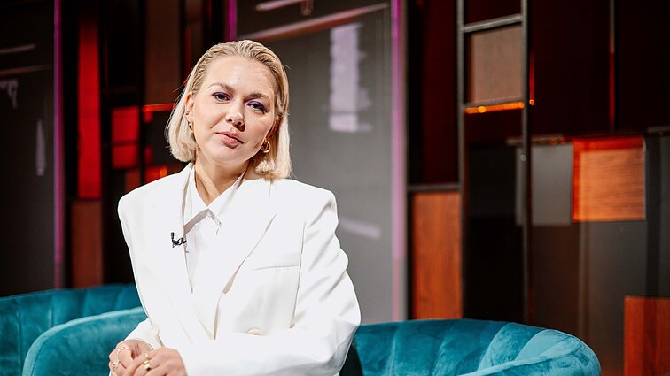 Dvi kartu su Leonu Somovu kurtas dainas vienu metu pristatanti Monika Linkytė: tai – apie galėjimą būti savimi