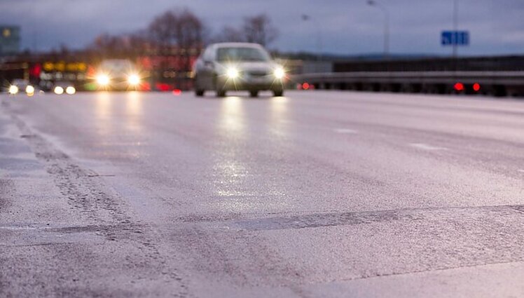 Žinios. Kelininkai įspėja, kad eismo sąlygas Lietuvoje sunkina plikledis