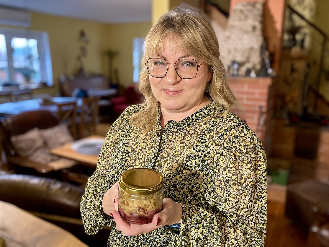 Stiklainyje keptas trupininis pyragas iš vaisių likučių Stiklainyje keptas trupininis pyragas iš vaisių likučių