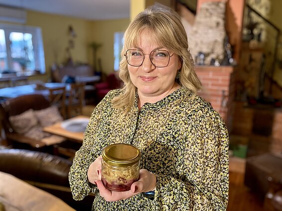 Stiklainyje keptas trupininis pyragas iš vaisių likučių Stiklainyje keptas trupininis pyragas iš vaisių likučių