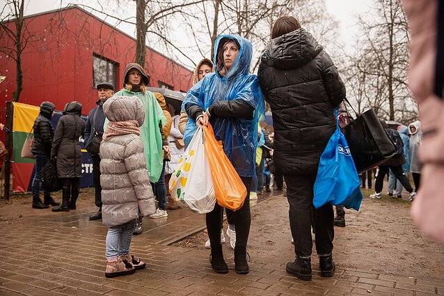 Раздача продуктов украинским семьям возле центра регистрации беженцев в Вильнюсе Раздача продуктов украинским семьям возле центра регистрации беженцев в Вильнюсе