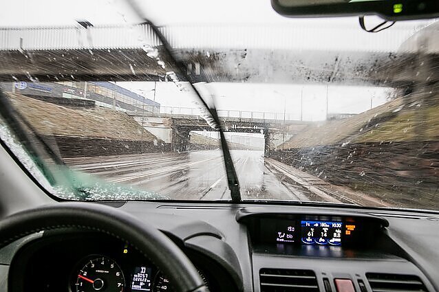 Dėl iškritusio sniego – chaosas keliuose: specialistai ragina gyventojus keliones planuoti su laiko atsarga