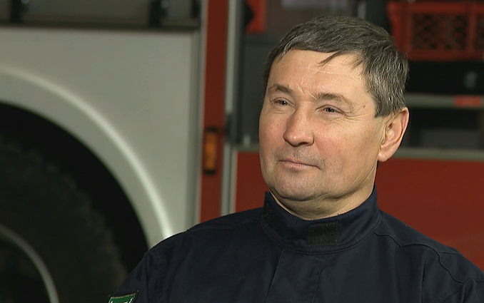 Ugniagesys, po darbo dirbantis kaminkrėčiu: kažkada kamine radome plunksną, kėlusią triukšmą, – žmonės galvojo, kad vaidenasi