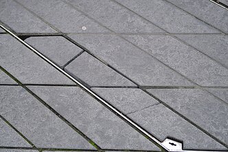 Поврежденная плитка на Лайсвес Аллее