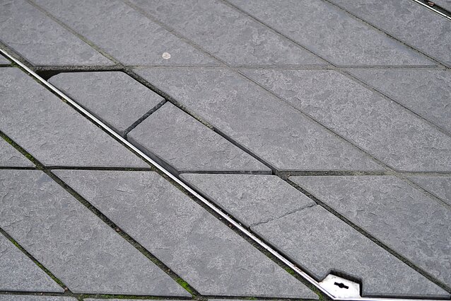 Поврежденная плитка на Лайсвес Аллее