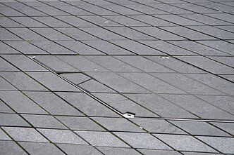 Поврежденная плитка на Лайсвес Аллее