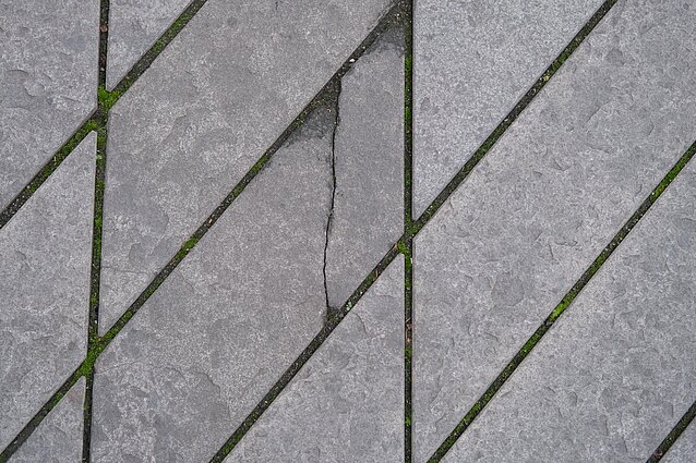 Поврежденная плитка на Лайсвес Аллее