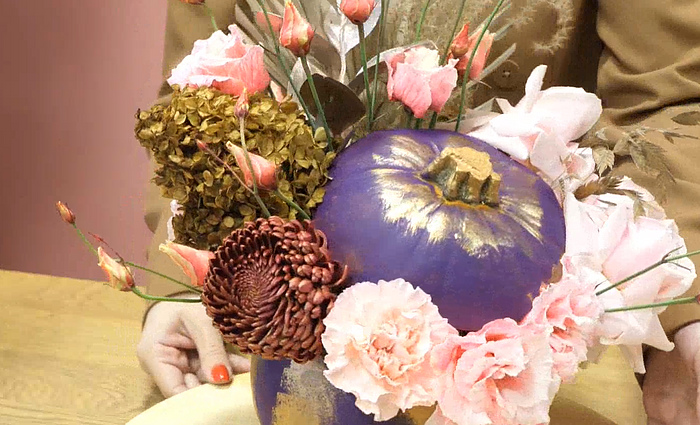 Daržo gėrybės – ne tik sriubai: floristės pristato šventinę kompoziciją moliūge