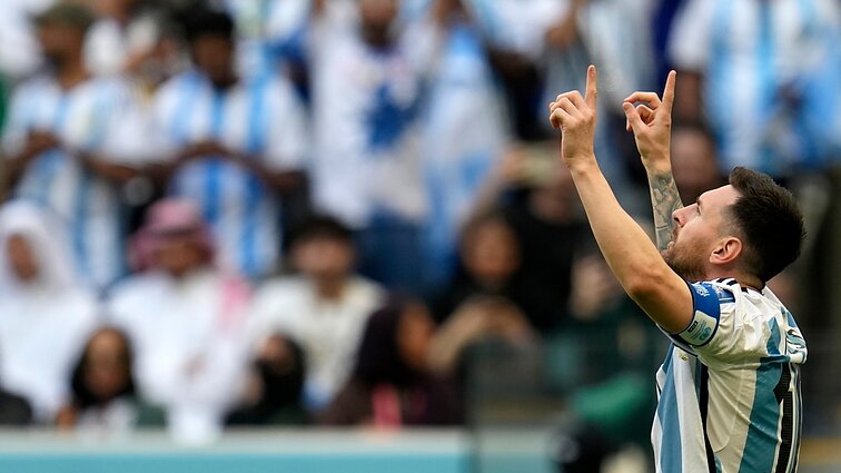 Po keistos VAR peržiūros Argentina uždirba 11 metrų baudinį, kurį realizuoja Lionelis Messi