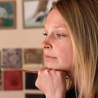 Be kaukių. Aistė Gabrielė Černiūtė kuria keistus padarus, sodus, sapnus ir ... Molėtų dailės galeriją