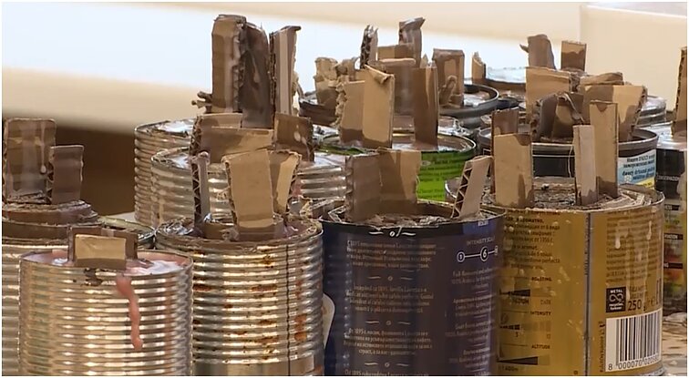 Apkasų žvakes Ukrainos kariams gamina ir mokykloje: Šiaulių rajone akciją planuojama tęsti visą žiemą