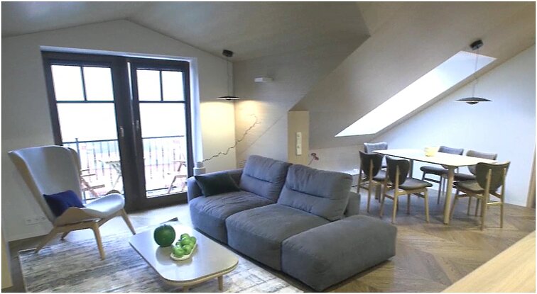 Iš ankštos palėpės – jaukūs namai: minimalistinio dizaino baldai ir erdvės suteikianti apdaila