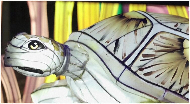 Zoologijos sodas pasipuošė ekstravagantiškomis dekoracijomis: lankytojams – spindintys gyvūnų formos žibintai