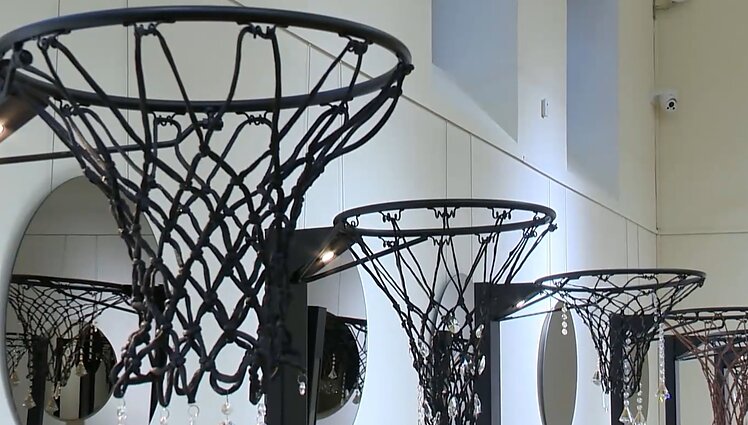 Raudondvario dvare – neįprasta paroda, skirta Lietuvos krepšinio šimtmečiui: 100 šviestuvų iš krepšinio lankų