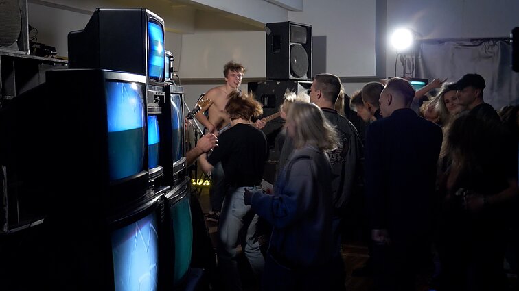 Šiauliai virto didžiule kino studija. Mieste filmuojamos „Pietinia kronikas“ pagal Rimanto Kmitos romaną. 