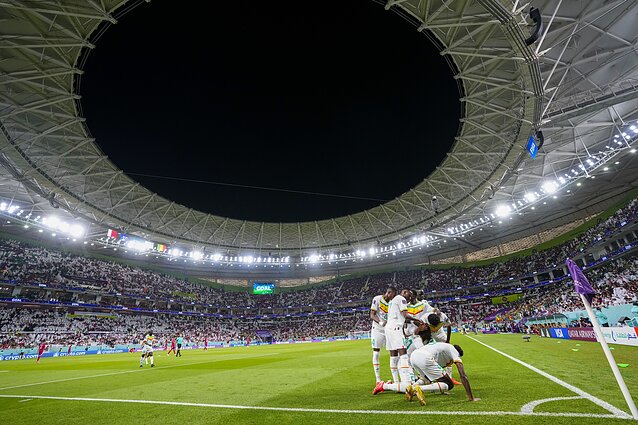 Alaus trūkumas, tušti stadionai ir uždrausta LGBTQ+ simbolika – futbolo čempionatas Katare neatsigina skandalų