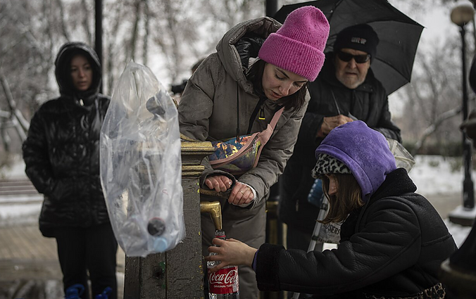 Žinios. Ukrainoje steigiami pagalbos punktai, kuriuose žmonės gali sušilti ir pavalgyti