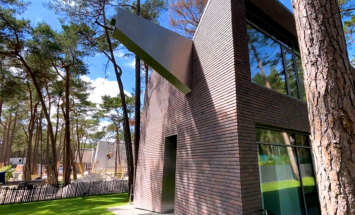 Būstas su užuomina į žvejo namus: išskirtinė detalė – laiptai