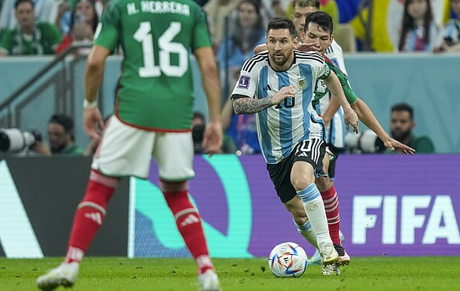 Argentina išsiveržia į priekį: Lionelis Messi pasiuntė kamuolį tiesiai į vartų dešinį apatinį kampą