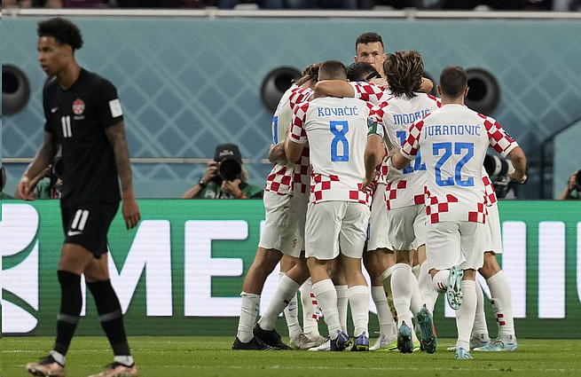 Kroatija deda tašką: du Kroatijos futbolininkai išbėga į greitą ataką ir lieka vieni prieš Kanados vartininką