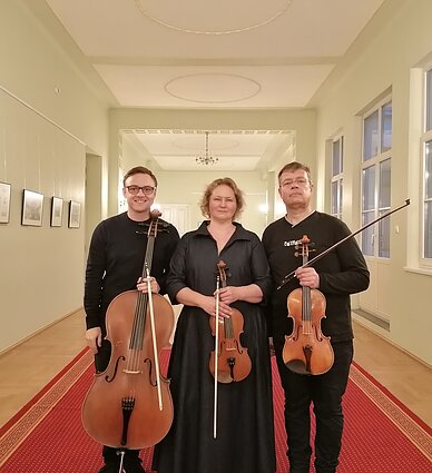 Deividas Dumčius (violončelė), Rusnė Kiškytė (smuikas), Ramūnas Zakaras (altas) 