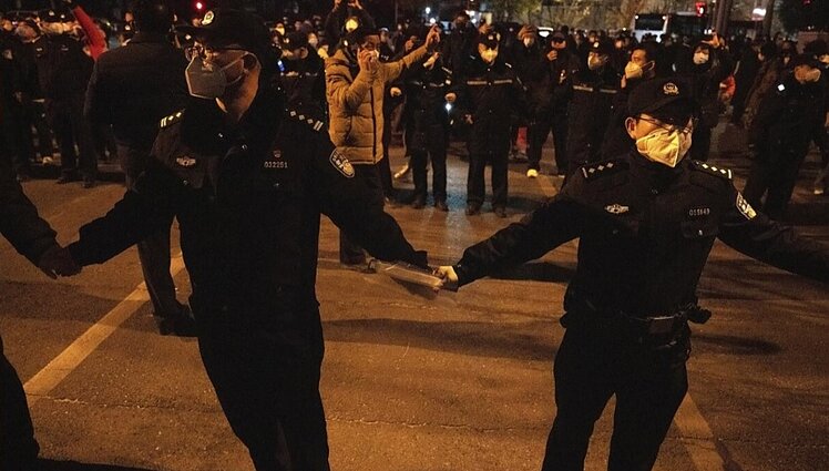 Ekspertas apie protestus Kinijoje dėl COVID-19 politikos: sušvelnėjusi partijos retorika nieko nepakeis