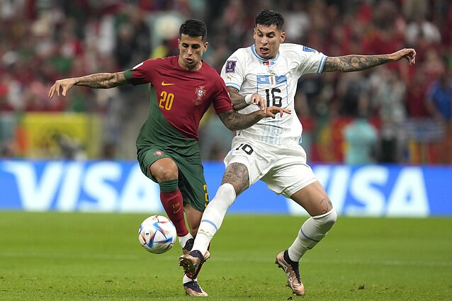 Pasaulio futbolo čempionatas per LRT. Pirmoje rungtynių pusėje portugalų atakų prisibijoję urugvajiečiai perėmė mačo kontrolę
