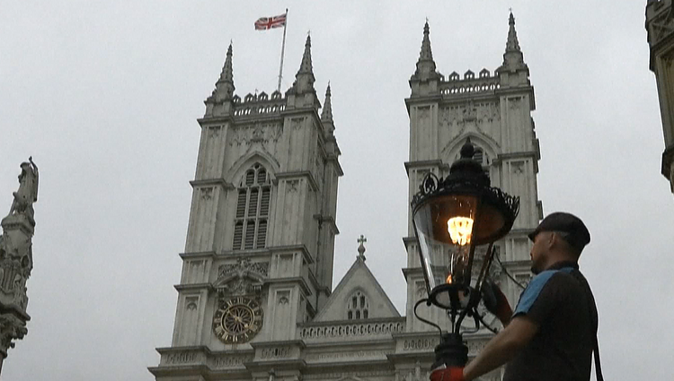 Ne tik dviaukščiai autobusai ar karališkosios šeimos rūmų sargybiniai: pasakojimas apie legendinius Londono žibintus
