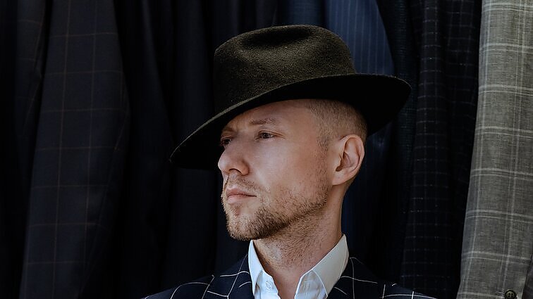 Dėl tautybės įžeidimų sulaukęs Sasha song pristato naują dianą: niekas nežino, kaip jaučiuosi po savo oda