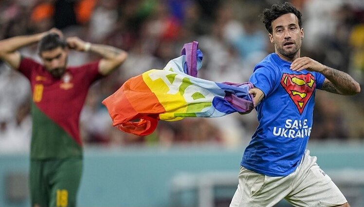 Į aikštę pasaulio čempionate išbėgusį sirgalių policija paleido: savo poelgį jis pavadino „paskutiniu šokiu“