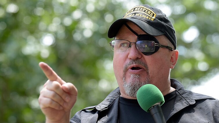 Žinios. „Oath Keepers“ lyderis pripažintas kaltu dėl JAV Kapitolijaus šturmo, gresia iki 20-ies metų kalėjimo