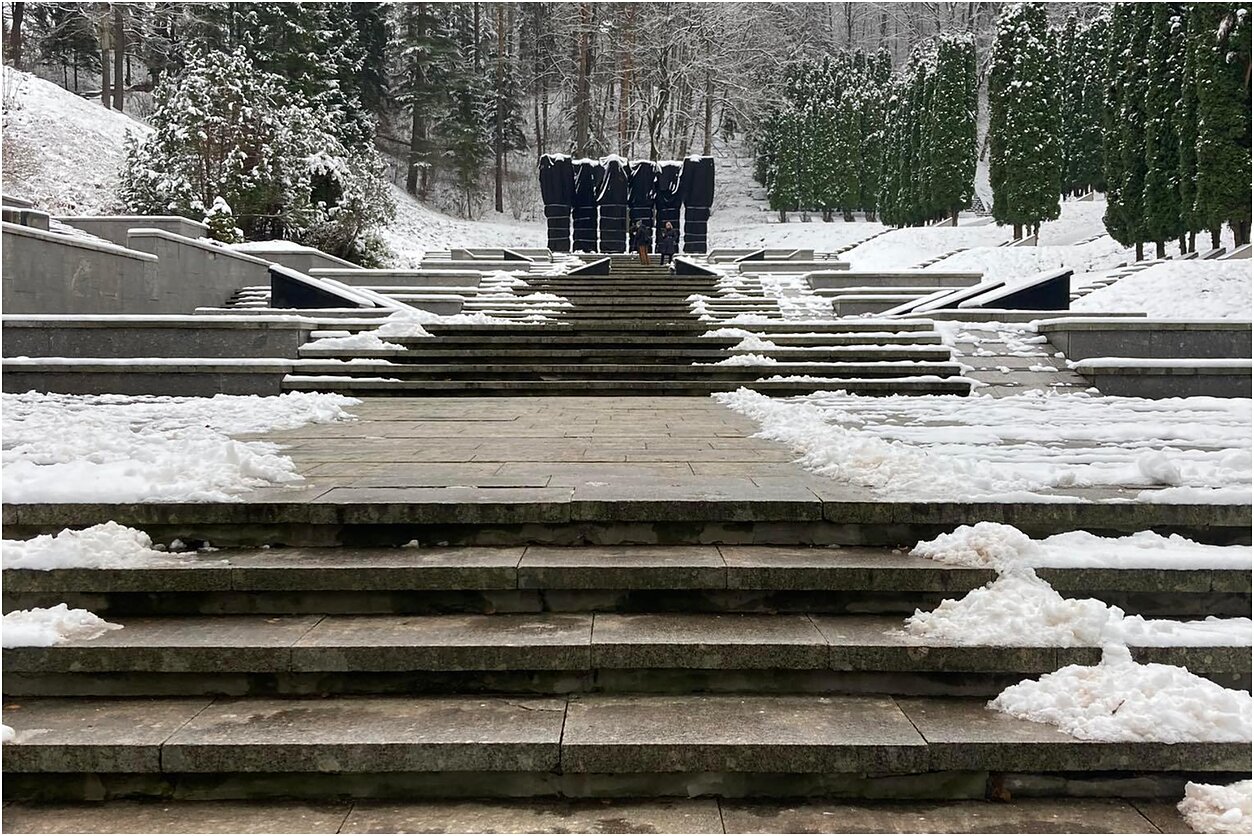 Antakalnio kapinėse juodais audeklais dengiami paminklai sovietų kariams