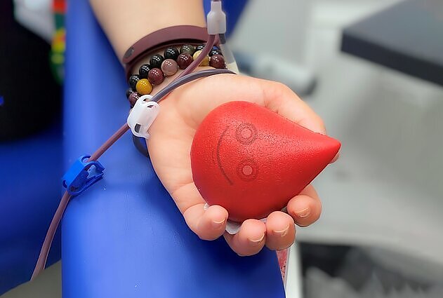 Prasminga veikla suvienijo trijų Kauno universiteto alumnus: pakvietė į bendrą kraujo donorystės akciją