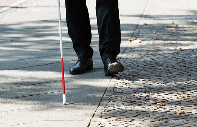 Aklųjų susisiekimo iššūkiai: jie sako, kad vis darosi vis sunkiau savarankiškai judėti mieste