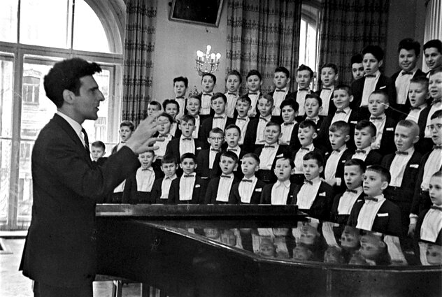 Hermanas Perelšteinas su „Ąžuoliuko“ choru Lietuvos valstybinėje konservatorijoje 1962 m.