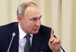 Kremliaus paviešintos nuotraukos, kuriose Vladimiras Putinas tariamai susitinka su kare prieš Ukrainą žuvusių karių motinomis ir žmonomis Kremliaus paviešintos nuotraukos, kuriose Vladimiras Putinas tariamai susitinka su kare prieš Ukrainą žuvusių karių motinomis ir žmonomis