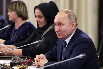 Kremliaus paviešintos nuotraukos, kuriose Vladimiras Putinas tariamai susitinka su kare prieš Ukrainą žuvusių karių motinomis ir žmonomis Kremliaus paviešintos nuotraukos, kuriose Vladimiras Putinas tariamai susitinka su kare prieš Ukrainą žuvusių karių motinomis ir žmonomis