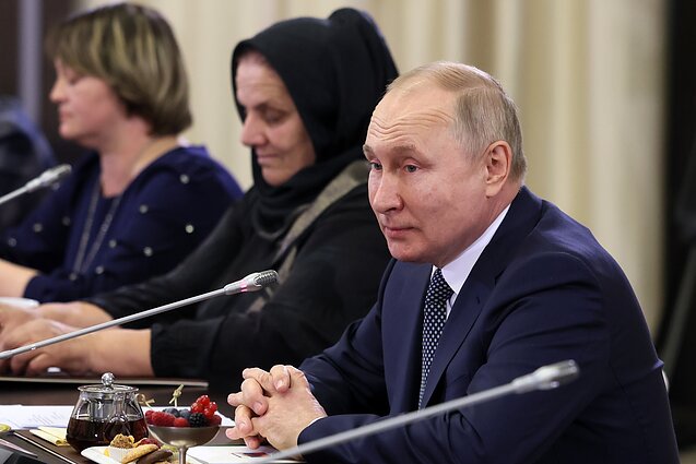 Kremliaus paviešintos nuotraukos, kuriose Vladimiras Putinas tariamai susitinka su kare prieš Ukrainą žuvusių karių motinomis ir žmonomis Kremliaus paviešintos nuotraukos, kuriose Vladimiras Putinas tariamai susitinka su kare prieš Ukrainą žuvusių karių motinomis ir žmonomis
