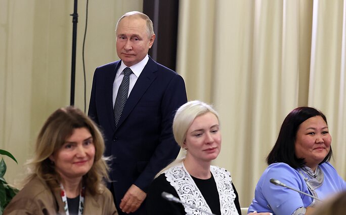 Kremliaus paviešintos nuotraukos, kuriose Vladimiras Putinas tariamai susitinka su kare prieš Ukrainą žuvusių karių motinomis ir žmonomis Kremliaus paviešintos nuotraukos, kuriose Vladimiras Putinas tariamai susitinka su kare prieš Ukrainą žuvusių karių motinomis ir žmonomis
