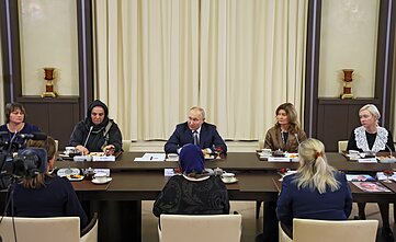Kremliaus paviešintos nuotraukos, kuriose Vladimiras Putinas tariamai susitinka su kare prieš Ukrainą žuvusių karių motinomis ir žmonomis Kremliaus paviešintos nuotraukos, kuriose Vladimiras Putinas tariamai susitinka su kare prieš Ukrainą žuvusių karių motinomis ir žmonomis