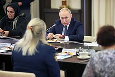 Kremliaus paviešintos nuotraukos, kuriose Vladimiras Putinas tariamai susitinka su kare prieš Ukrainą žuvusių karių motinomis ir žmonomis Kremliaus paviešintos nuotraukos, kuriose Vladimiras Putinas tariamai susitinka su kare prieš Ukrainą žuvusių karių motinomis ir žmonomis