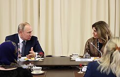 Kremliaus paviešintos nuotraukos, kuriose Vladimiras Putinas tariamai susitinka su kare prieš Ukrainą žuvusių karių motinomis ir žmonomis Kremliaus paviešintos nuotraukos, kuriose Vladimiras Putinas tariamai susitinka su kare prieš Ukrainą žuvusių karių motinomis ir žmonomis