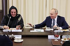 Kremliaus paviešintos nuotraukos, kuriose Vladimiras Putinas tariamai susitinka su kare prieš Ukrainą žuvusių karių motinomis ir žmonomis Kremliaus paviešintos nuotraukos, kuriose Vladimiras Putinas tariamai susitinka su kare prieš Ukrainą žuvusių karių motinomis ir žmonomis