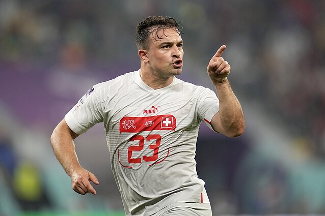 Po ilgos atakos – Šveicarijos džiaugsmas: į serbų vartus kamuolį siunčią Kosovo kilmės šveicaras Shaqiri